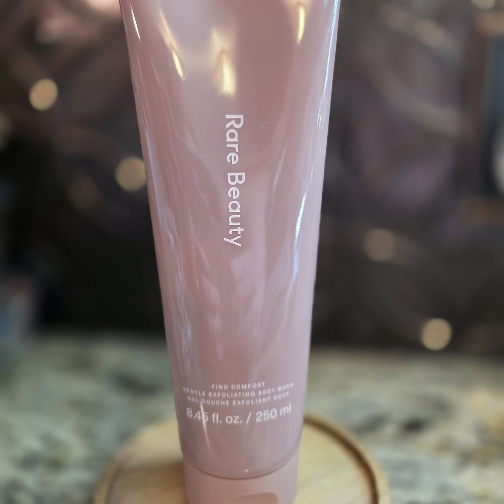 Rare Beauty Find Comfort Exfoliating Body Wash